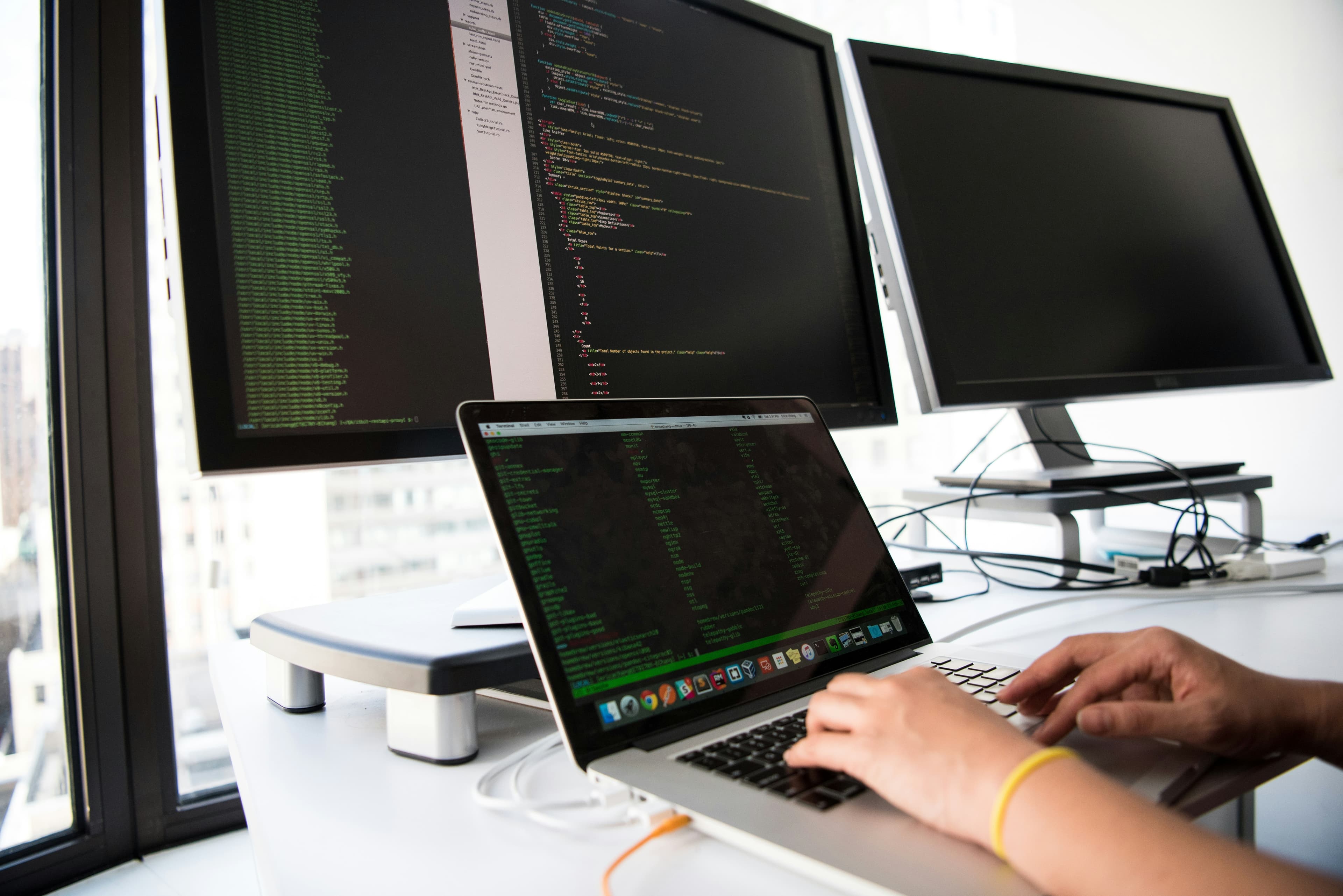 テクノロジー企業の開発風景